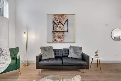 Image de Electric Spacious 2br in Uptown!