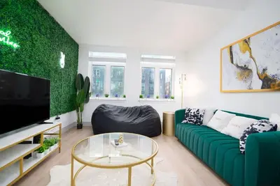 Image de 3br Apt in Uptown w/ Entertainment Room!