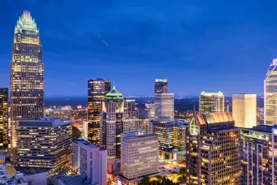 Image de 4br Apt in Uptown - Balcony w\/ City Views!