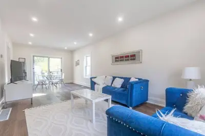 Image de Cozy, Fully Renovated Independent House Near Lake-4 bedrooms/2 baths-free parking