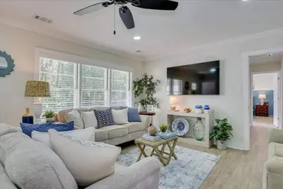 Image de Roomy Cozy Cottage near the City