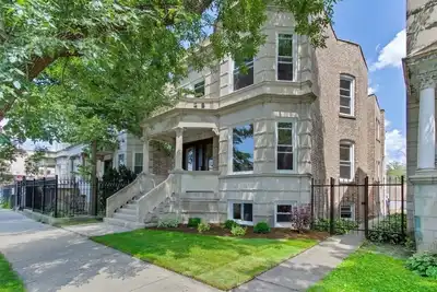 Image de Newly-renovated historic home in Logan Square