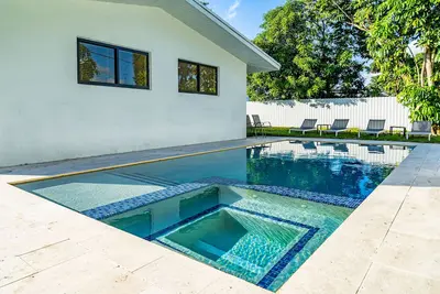 Image de Modern Home, Heated Pool + Hot-Tub, 12min to Ocean