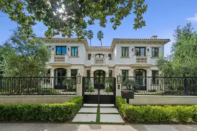 Image de Beverly Hills Flats Estate with Movie Theater, Indoor Pool, Billiards & Sauna