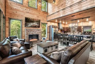 Image de Family and Friends Getaway with Indoor Heated Pool, Hot Tub, and Theatre Room!