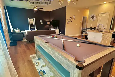 Image de Pool Table, Cozy, Basketball hoop, Game console, loaded kitchen! Beautiful home