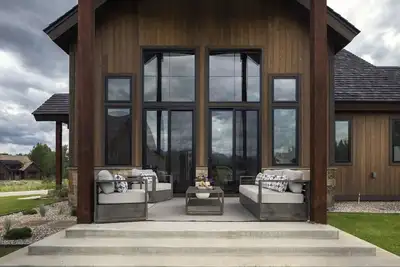 Image de Modern Escape on Ski Hill Road with Hot Tub