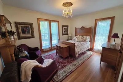 The Chandelier Bed & Breakfast \"Rose Room\"