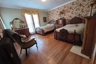 The Chandelier Bed & Breakfast \"Deco Room\"\nSleeps four people!