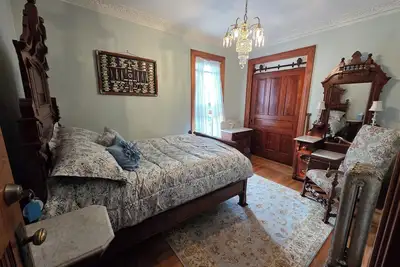 The Chandelier Bed & Breakfast \"Maritime Room\"