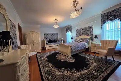 Image de The Chandelier Bed & Breakfast \"Euro Room\" sleeps five people! !