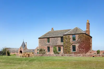 Image de Idyllic setting for large family get-togethers, groups of friends, and corporate retreats.