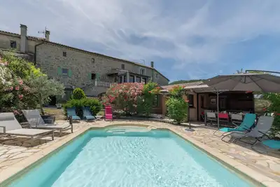 Image de Maison de vacances 'Mas Le Bragalou' avec vue sur les montagnes, piscine privée et Wi-Fi