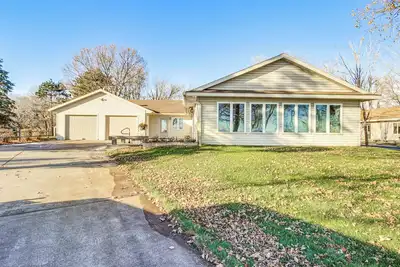 Image de Lakefront Aitkin Home w/ Sunroom: Walk to Beach!