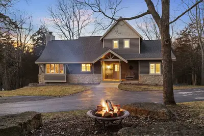 Image de The Lodge, 'North Woods' Galena escape w/ hot tub & fire pit!