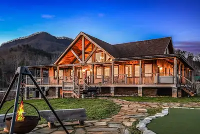 Image de Just Like Paradise: 40 Foot Slides✨Slides Putting Green✨HotTub✨Views✨FirePit✨Wears Valley