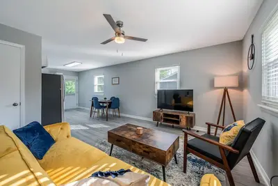 Image de The Blue Bird, newly renovated modern home close to downtown Raleigh