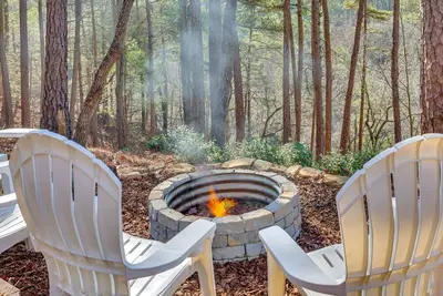 Image de Luxe Creekside Cabin with Hottub