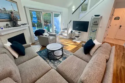 Image de This Howland Circle condo embodies a harmonious blend of beauty, airiness, and brightness.