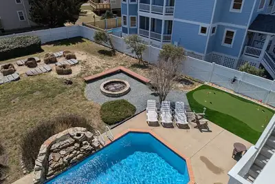 Image de Backyard Fun & Relaxation! Pool, hot tub, tiki hut, fire pit, putting green