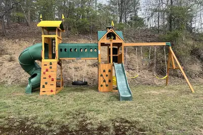 Image de ✨Location! ✨ Hot Tub-Fire Pit-Playground-Game Room! Quiet, No Steep Roads!