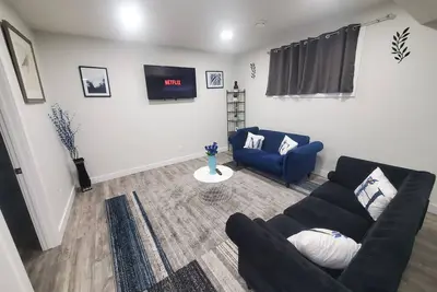 Image de Family friendly | Netflix |  Spacious and cozy 2-bedroom Legal basement suite