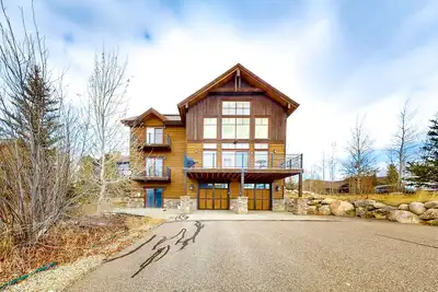 Image de Modern mountain view home with balconies, Ping-Pong table, grill, & fireplace