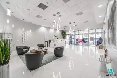 Image de \"Seaside Splendor: Luxurious Waterfront Penthouse with Panoramic View\"