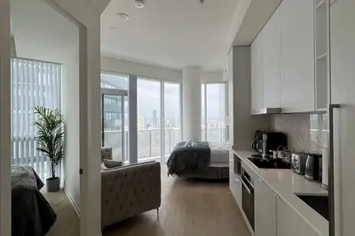 Image de Epitome luxury lifestyle by the Lake, Fully Furnished Executive Penthouse (Ii)