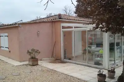 Image de villa à la campagne avec petit terrain et piscine à partager