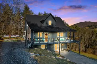 Image de Firefly Farmhouse-Open for Bookings! Sleeps 10, Hot Tub/Game Room/Fp/ Wifi