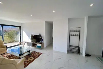 Image de Superbe maison contemporaine, proche du centre.