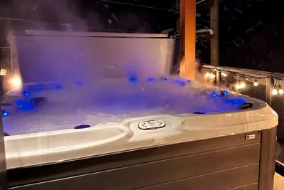 Image de New Luxury, Ski in/out, Private Hot Tub, Sleeps 12