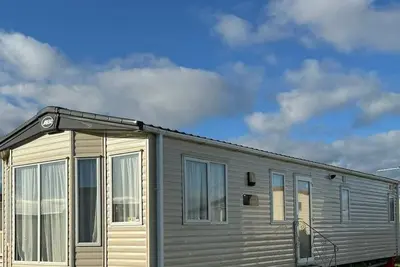 Image de Spacious 3 bedroom caravan close to embassy (entertainment hub), beach and play areas.