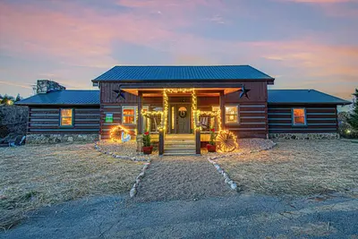 Image de \"Yellowstone\" Style Ranch Cabin with Swim Spa, Outdoor Sports Bar, & Games!