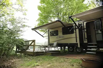 Image de We are The Bellefonte Campground. We are located in Bellefonte, just off of interstates 80 and 99. Surrounded by woodland and state parks, this setting is peaceful and is located 15 miles from State College. There are lots of activities to explore in