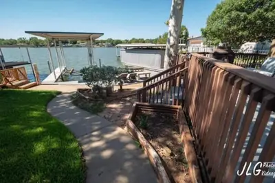 Image de Lakeside Landing is on the water with beautiful views and a large deck.