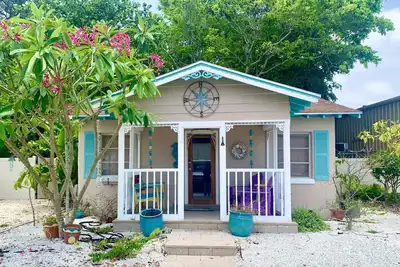 Image de Angela's Jewel Box Cottage - Storybook home! Walk to  beach, restaurants & park.
