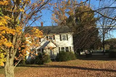 Image de Sunny, vintage farmhouse in the center of quintessential New England farm town.