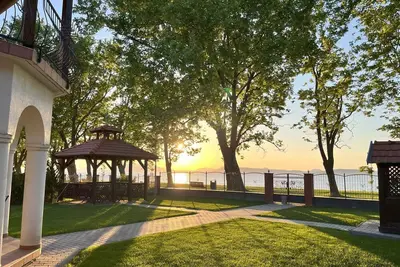 Maison de vacances juste sur la rive avec vue