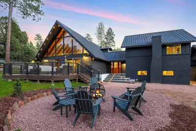 Image de Spacious and Modern Pet-Friendly Chalet in the Pines—perfect for large groups!