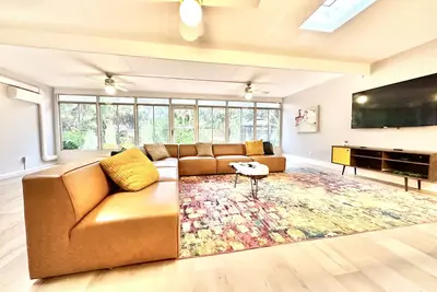 Image de The Sputnik • Sleeps 20 • Pool • 10 minutes to Beaches • Family-Friendly