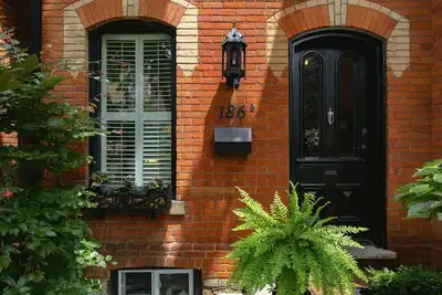 Image de Cheerful and cozy 2-bedroom Victorian in trendy neighborhood.