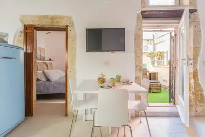 Image de Ciauru d'amuri: rustic apartment: cozy private terrace, high speed Wifi.