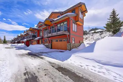 Image de Seasonal / Long Term Rental - Beautiful new 4 bed Unit in Treehouse Townhomes.
