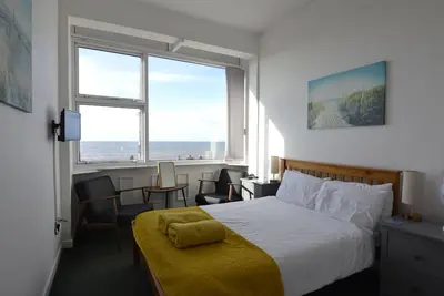 Image de Appartement-Supérieure-no pets first floor-Sdb privée avec douche-Vue mer