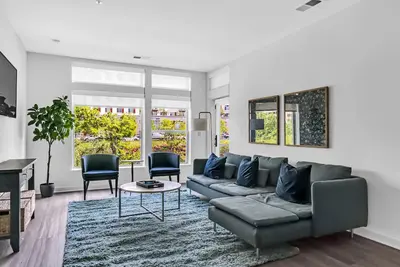 Image de Azure Escape 2br/2bth: Tysons Oasis with Gym / Pool / Huddle Rooms + Parking\n