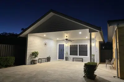 Image de Newly built 2 bedroom retreat. Centrally located Pet friendly.