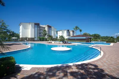 Image de Beachfront Condo - your Oasis with pool and Wi-Fi