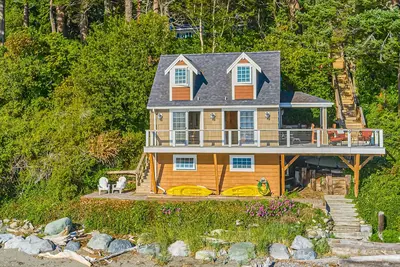 Image de Private beachfront cottage with expansive deck, kayaks, elegant interior, & W/D